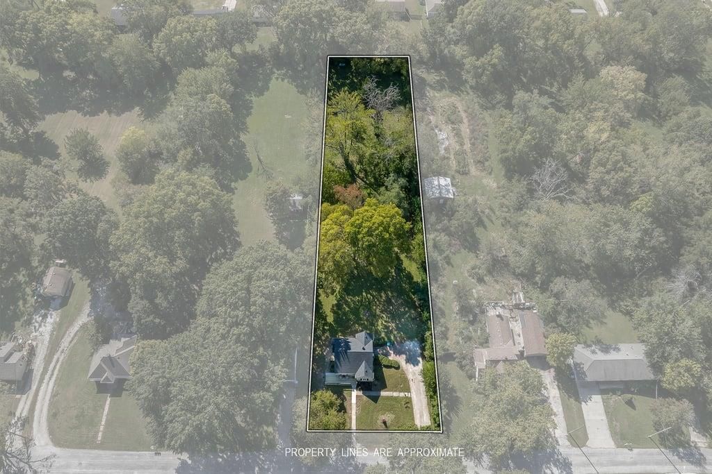 Photo 9 of 34 - 1105 NE Maple Drive, Kansas City, MO 64118