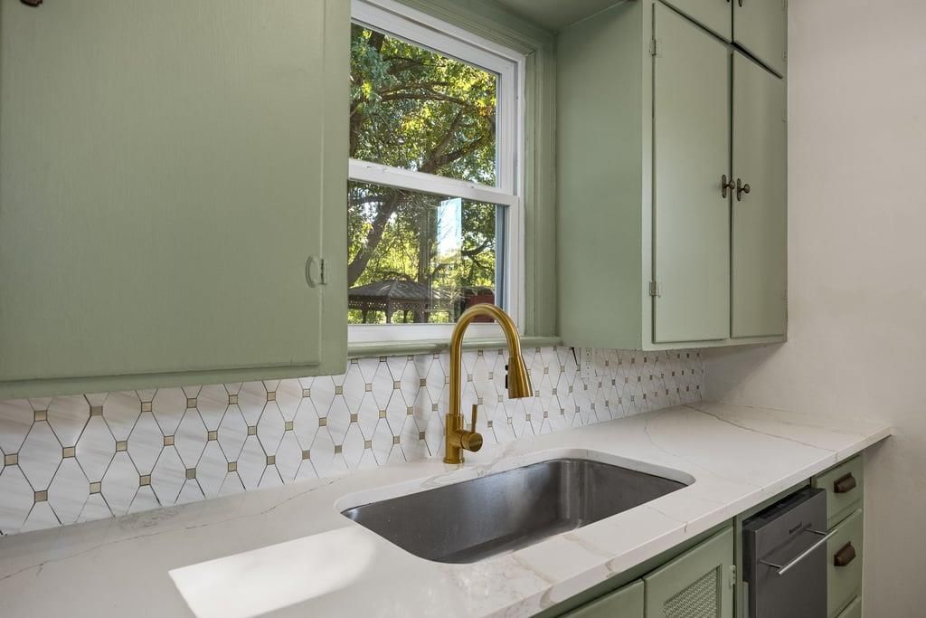 Photo 15 of 34 - 1105 NE Maple Drive, Kansas City, MO 64118
