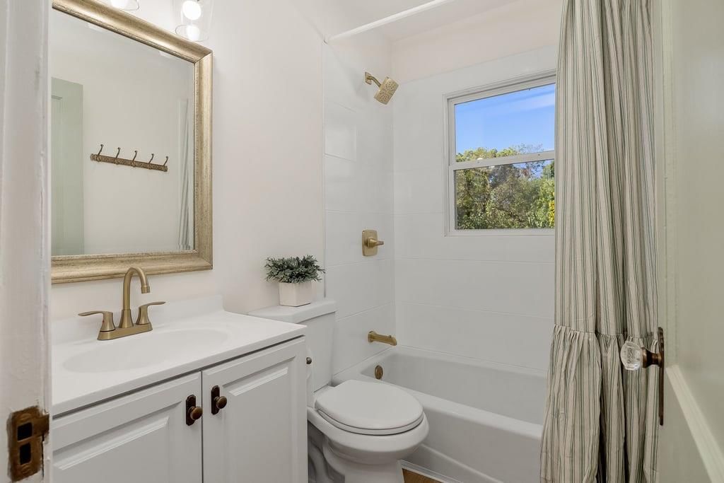 Photo 22 of 34 - 1105 NE Maple Drive, Kansas City, MO 64118