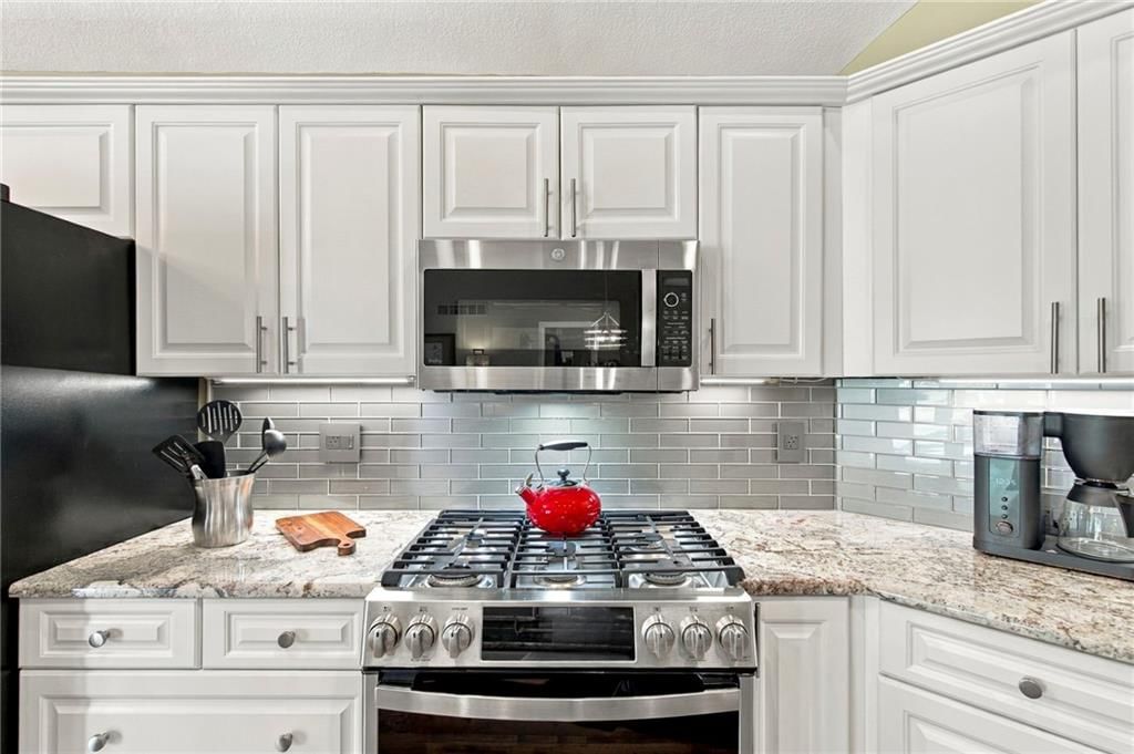 Photo 12 of 41 - 624 W 131 Terrace, Kansas City, MO 64145
