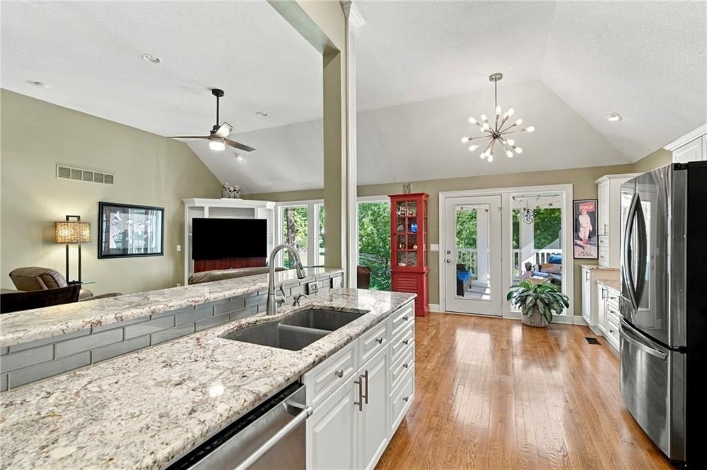 Photo 13 of 41 - 624 W 131 Terrace, Kansas City, MO 64145
