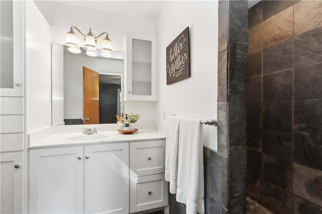 Tiled shower at 7900 Pennsylvania Avenue, Kansas City, MO 64114