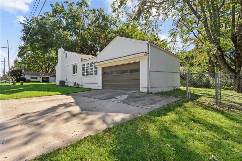 Attached garage at 7900 Pennsylvania Avenue, Kansas City, MO 64114