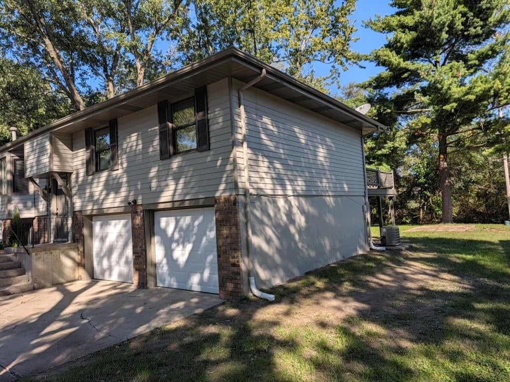 Photo 2 of 21 - 306 SE 21st Street, Oak Grove, MO 64075
