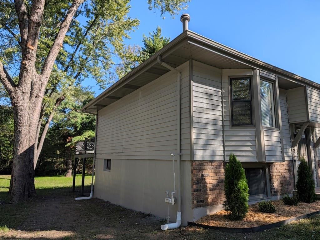 Photo 4 of 21 - 306 SE 21st Street, Oak Grove, MO 64075