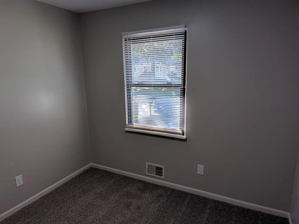 Photo 12 of 21 - 306 SE 21st Street, Oak Grove, MO 64075