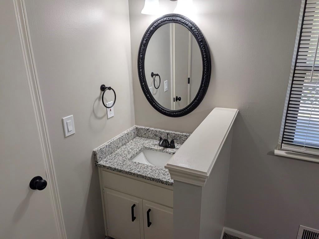 Photo 17 of 21 - 306 SE 21st Street, Oak Grove, MO 64075