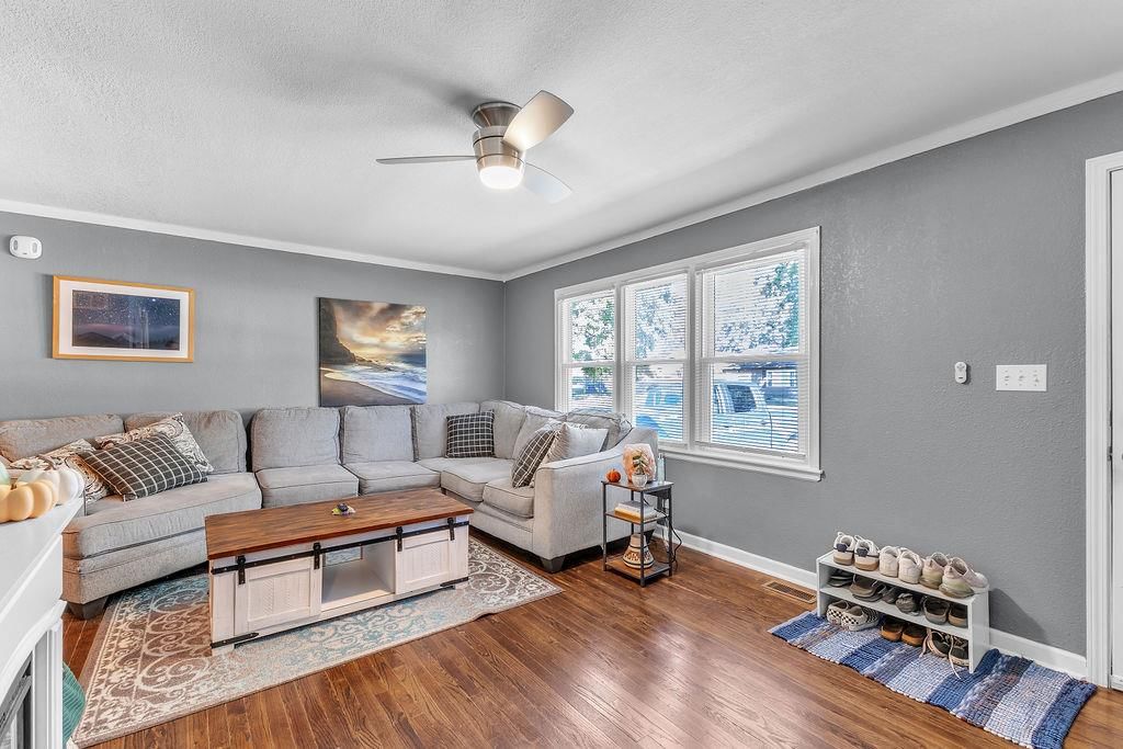 Photo 5 of 39 - 6702 N CHARLOTTE Street, Gladstone, MO 64118