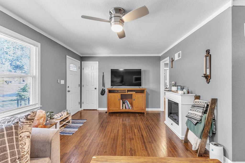 Photo 9 of 39 - 6702 N CHARLOTTE Street, Gladstone, MO 64118