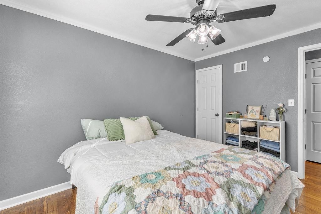 Photo 11 of 39 - 6702 N CHARLOTTE Street, Gladstone, MO 64118