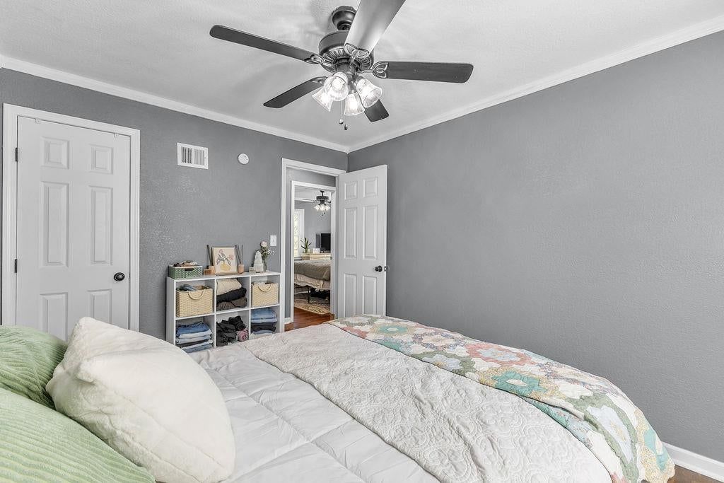 Photo 12 of 39 - 6702 N CHARLOTTE Street, Gladstone, MO 64118
