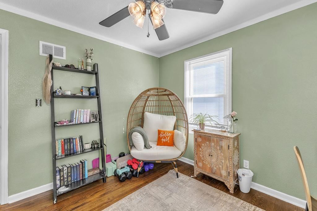 Photo 14 of 39 - 6702 N CHARLOTTE Street, Gladstone, MO 64118