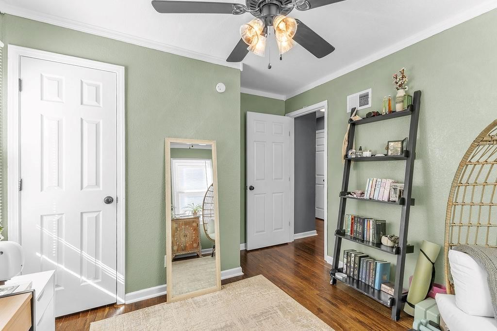 Photo 15 of 39 - 6702 N CHARLOTTE Street, Gladstone, MO 64118