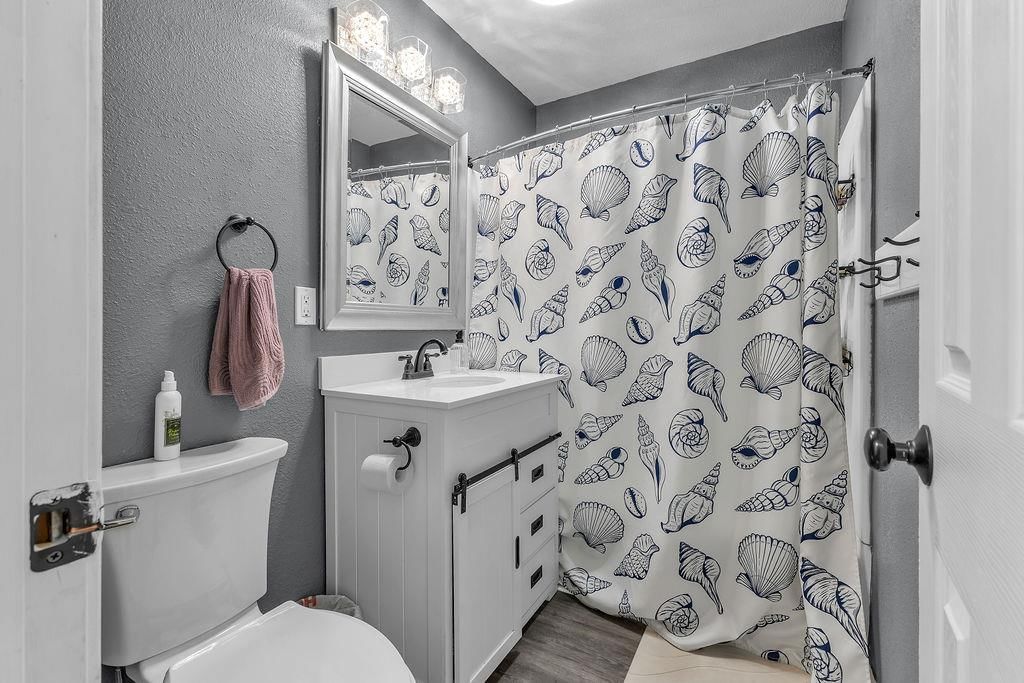 Photo 16 of 39 - 6702 N CHARLOTTE Street, Gladstone, MO 64118