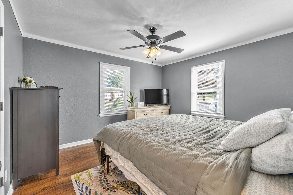 Photo 17 of 39 - 6702 N CHARLOTTE Street, Gladstone, MO 64118