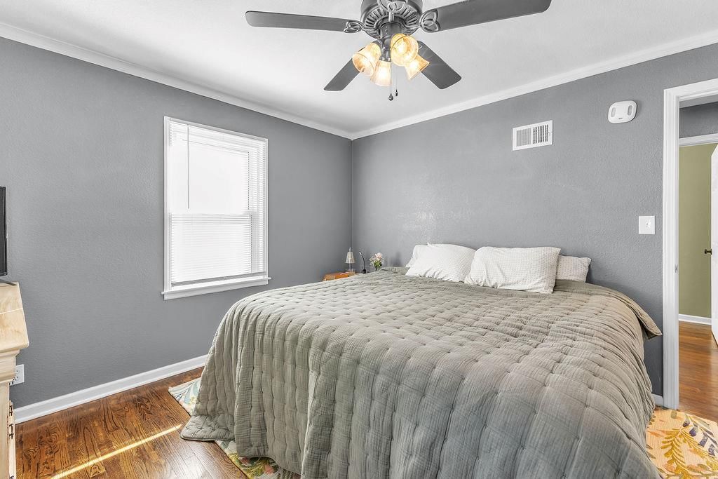 Photo 18 of 39 - 6702 N CHARLOTTE Street, Gladstone, MO 64118