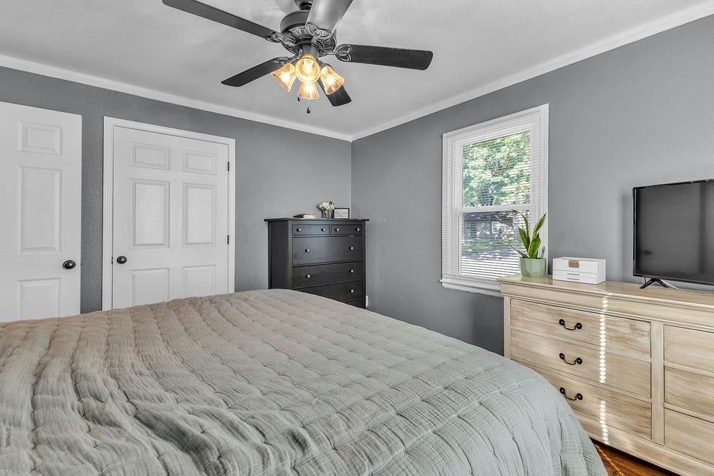 Photo 19 of 39 - 6702 N CHARLOTTE Street, Gladstone, MO 64118