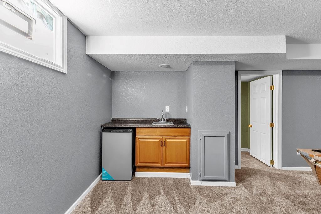 Wet bar at 6702 N CHARLOTTE Street, Gladstone, MO 64118