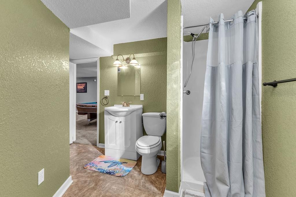 Photo 27 of 39 - 6702 N CHARLOTTE Street, Gladstone, MO 64118