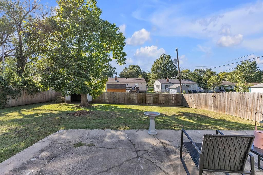Photo 32 of 39 - 6702 N CHARLOTTE Street, Gladstone, MO 64118
