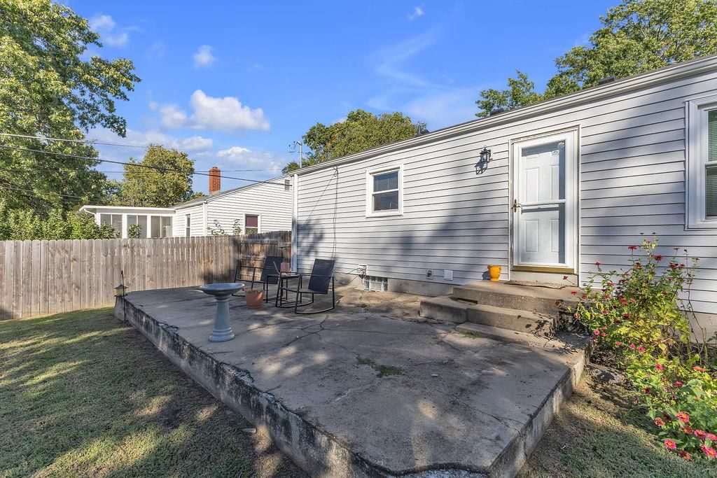 Photo 33 of 39 - 6702 N CHARLOTTE Street, Gladstone, MO 64118