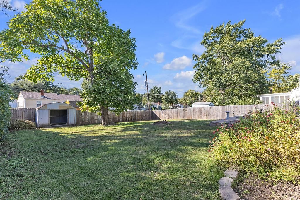 Photo 36 of 39 - 6702 N CHARLOTTE Street, Gladstone, MO 64118
