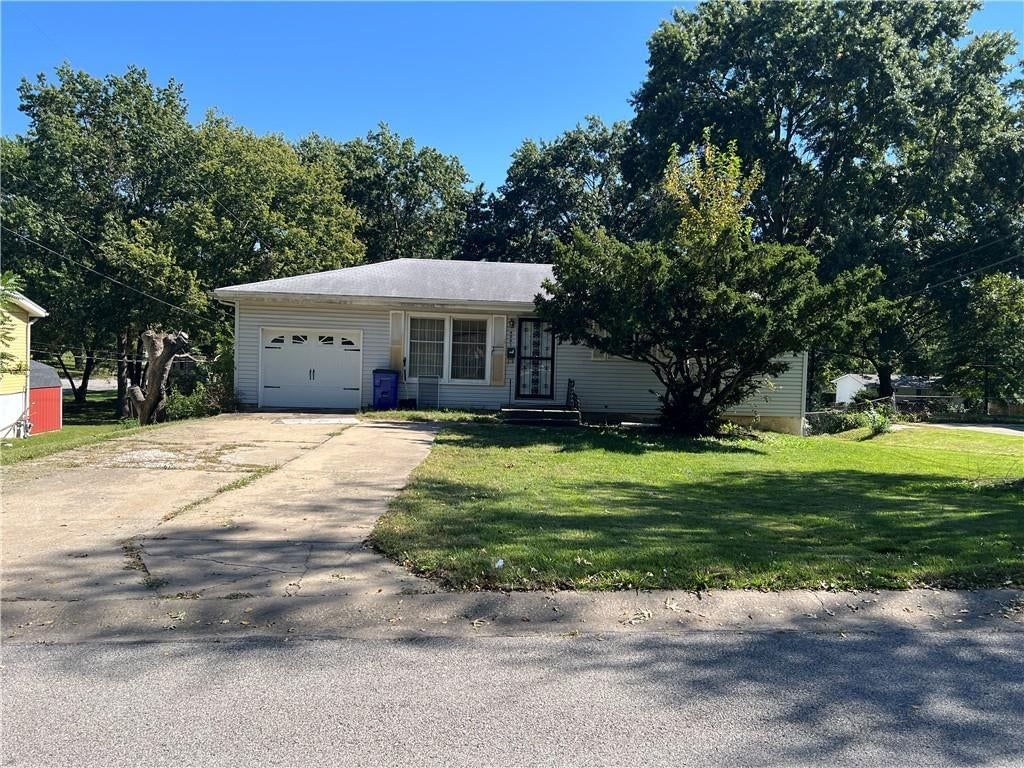 6001 N Michigan Place, Gladstone, MO: listing photo 2
