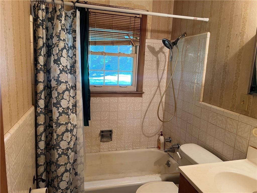 Photo 7 of 13 - 6001 N Michigan Place, Gladstone, MO 64118