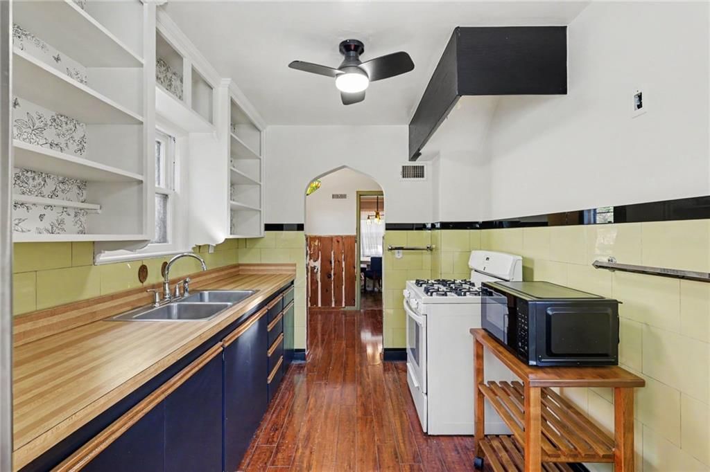 Photo 14 of 32 - 7346 GRAND Avenue, Kansas City, MO 64114