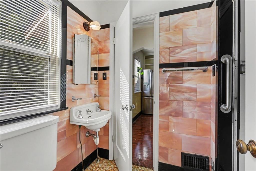 Photo 17 of 32 - 7346 GRAND Avenue, Kansas City, MO 64114