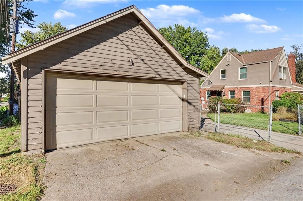 Photo 29 of 32 - 7346 GRAND Avenue, Kansas City, MO 64114