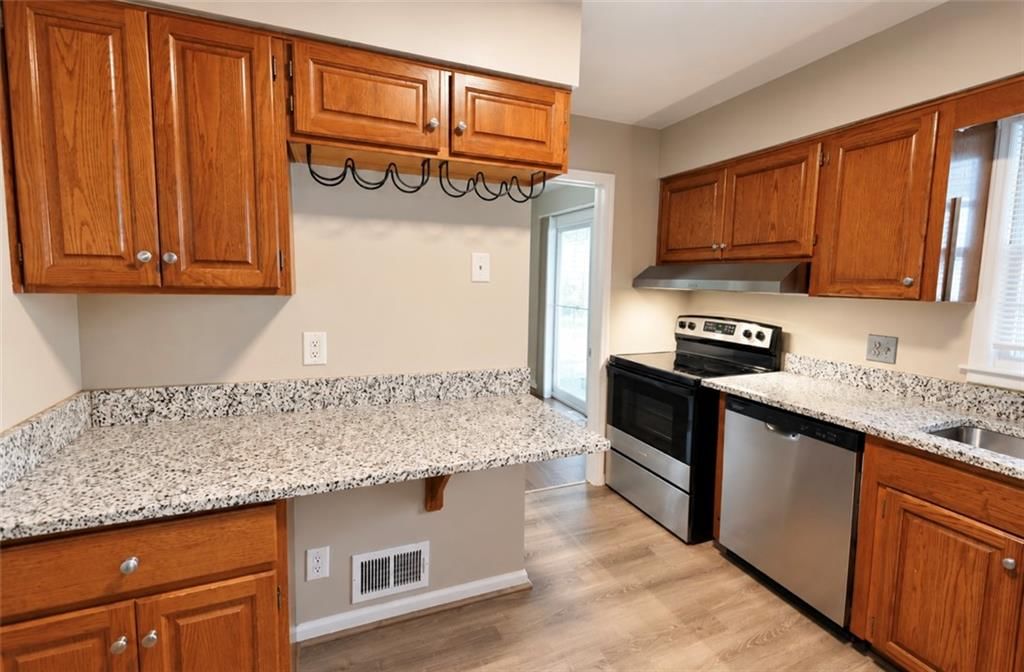 302 NE Howard Street, Lee's Summit, MO: listing photo 3