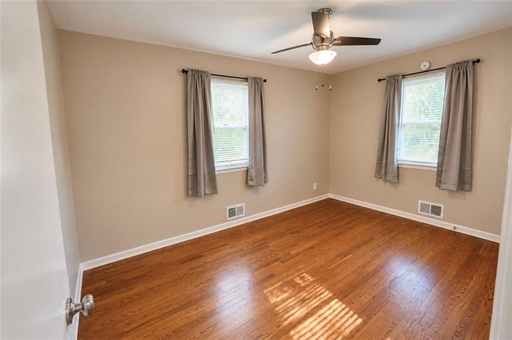 Photo 6 of 16 - 302 NE Howard Street, Lee's Summit, MO 64063