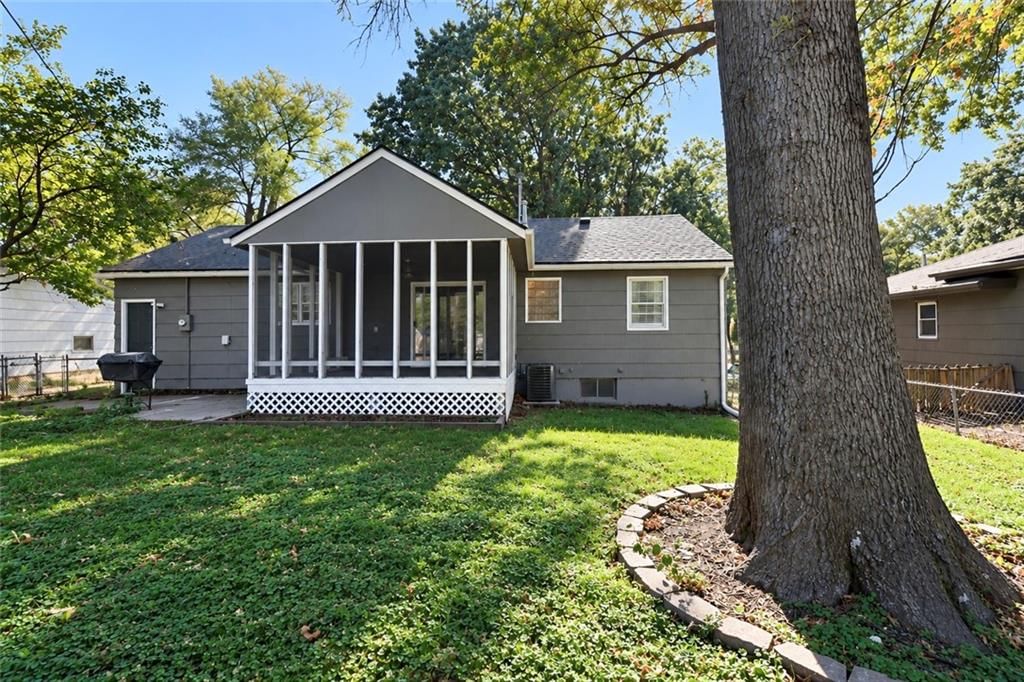 Photo 9 of 16 - 302 NE Howard Street, Lee's Summit, MO 64063