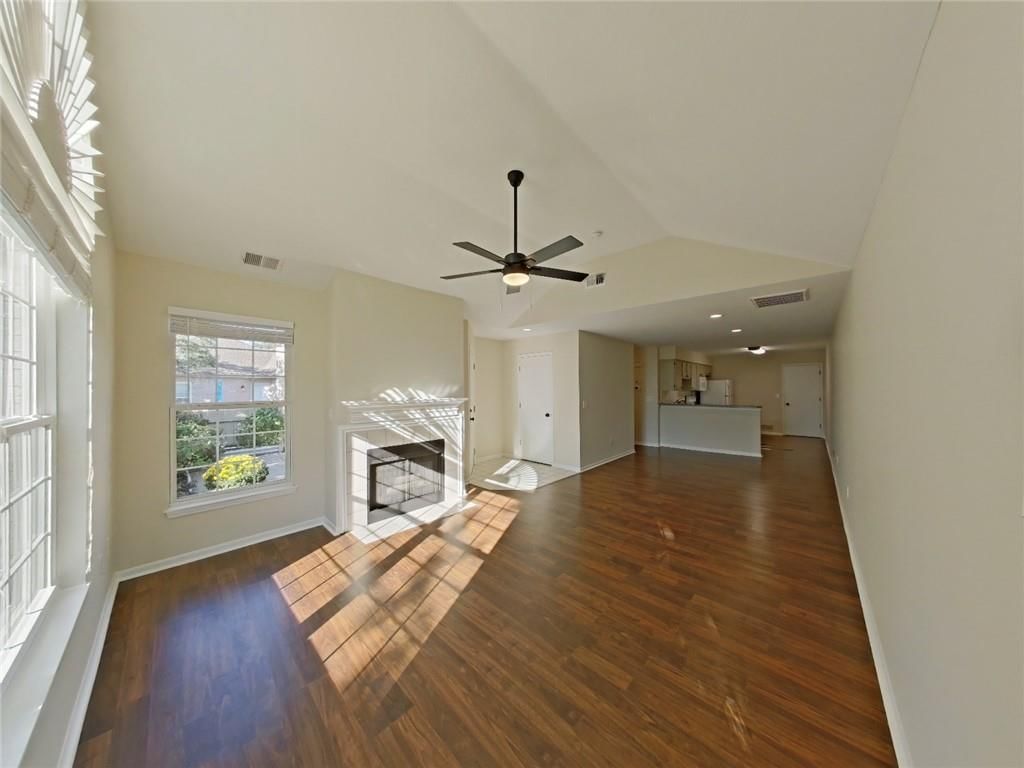 Photo 4 of 29 - 1912 W 139th Street, Leawood, KS 66224