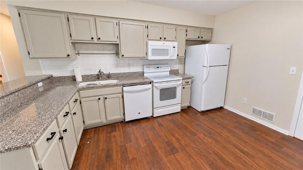 Photo 7 of 29 - 1912 W 139th Street, Leawood, KS 66224