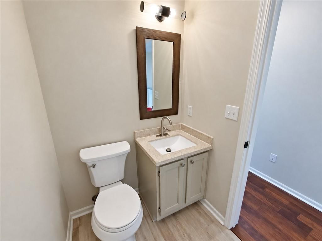 Photo 10 of 29 - 1912 W 139th Street, Leawood, KS 66224