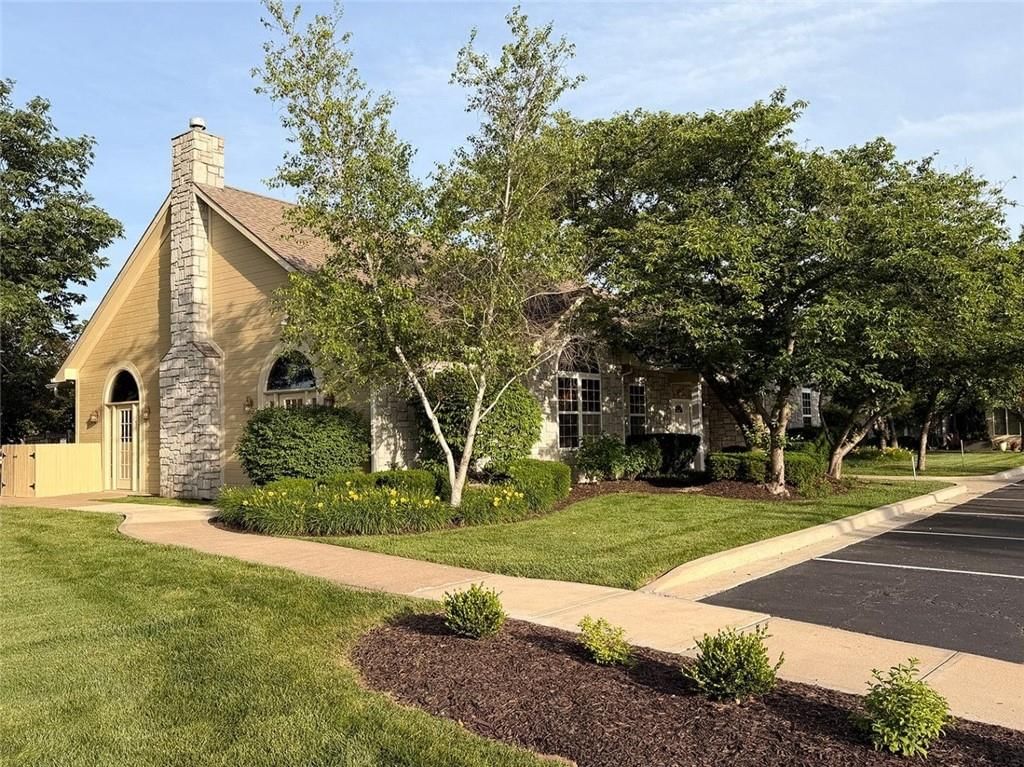 Photo 26 of 29 - 1912 W 139th Street, Leawood, KS 66224