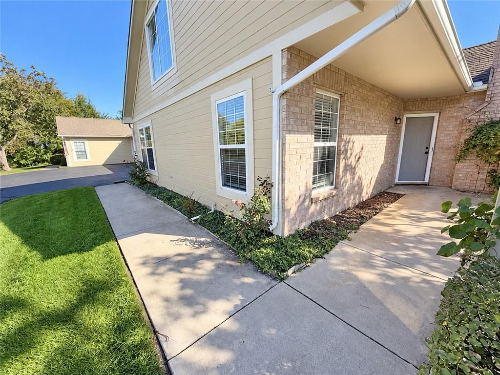 1912 W 139th Street, Leawood, KS: listing photo 2