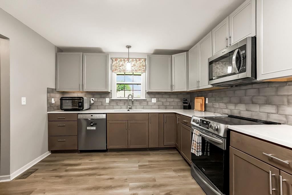 Photo 10 of 30 - 1107 ELM Circle, Pleasant Hill, MO 64080
