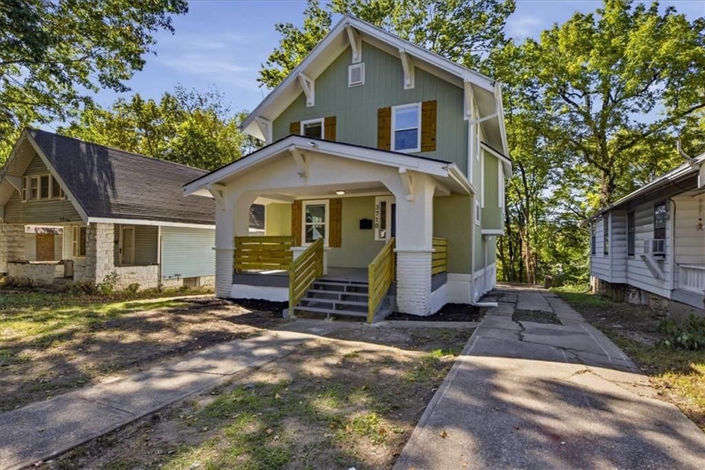 Photo 2 of 20 - 3710 Agnes Avenue, Kansas City, MO 64128