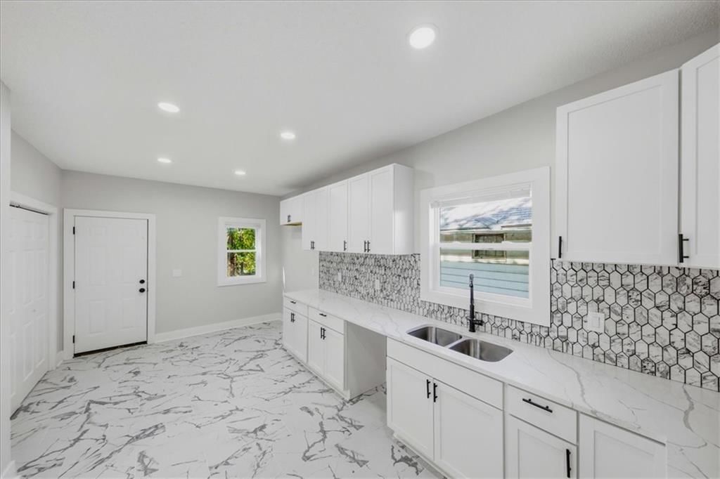Photo 11 of 20 - 3710 Agnes Avenue, Kansas City, MO 64128