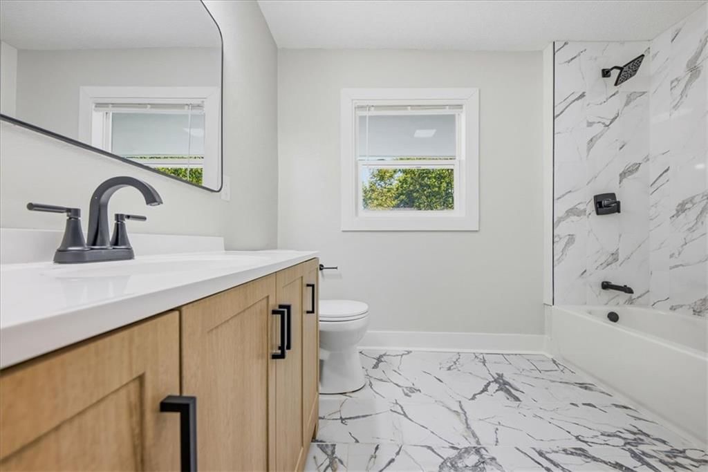 Photo 16 of 20 - 3710 Agnes Avenue, Kansas City, MO 64128