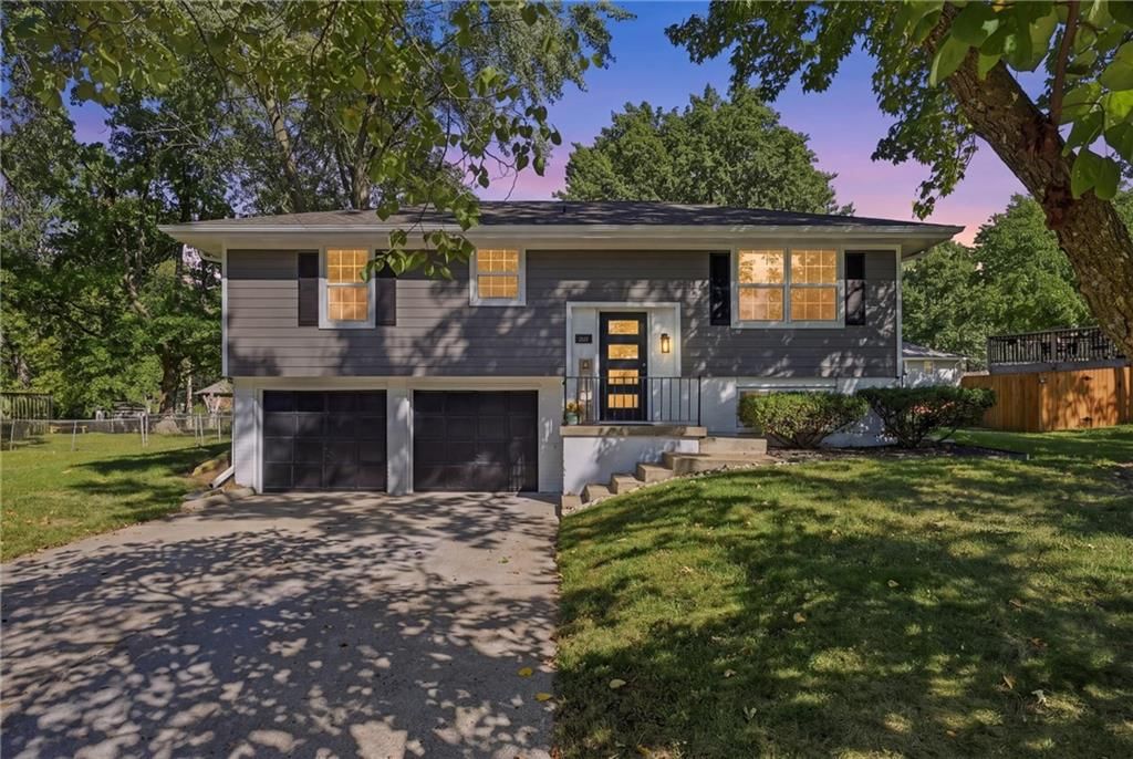 205 SW Kingscross Road, Blue Springs, MO