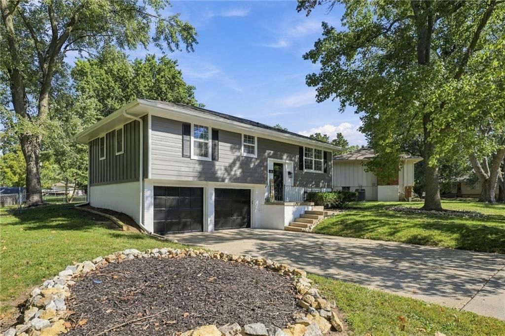 205 SW Kingscross Road, Blue Springs, MO: listing photo 2
