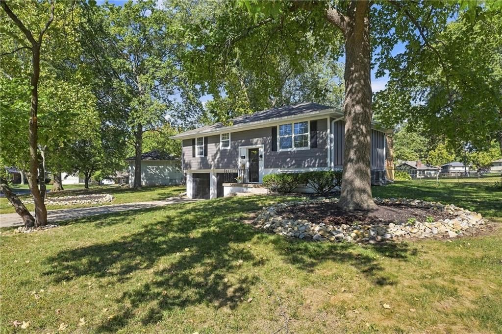 205 SW Kingscross Road, Blue Springs, MO: listing photo 3