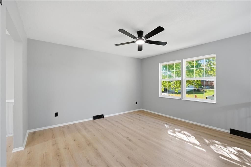 Photo 6 of 34 - 205 SW Kingscross Road, Blue Springs, MO 64014