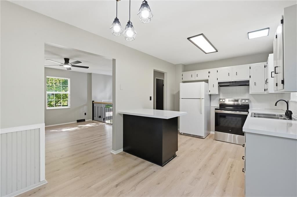 Photo 8 of 34 - 205 SW Kingscross Road, Blue Springs, MO 64014