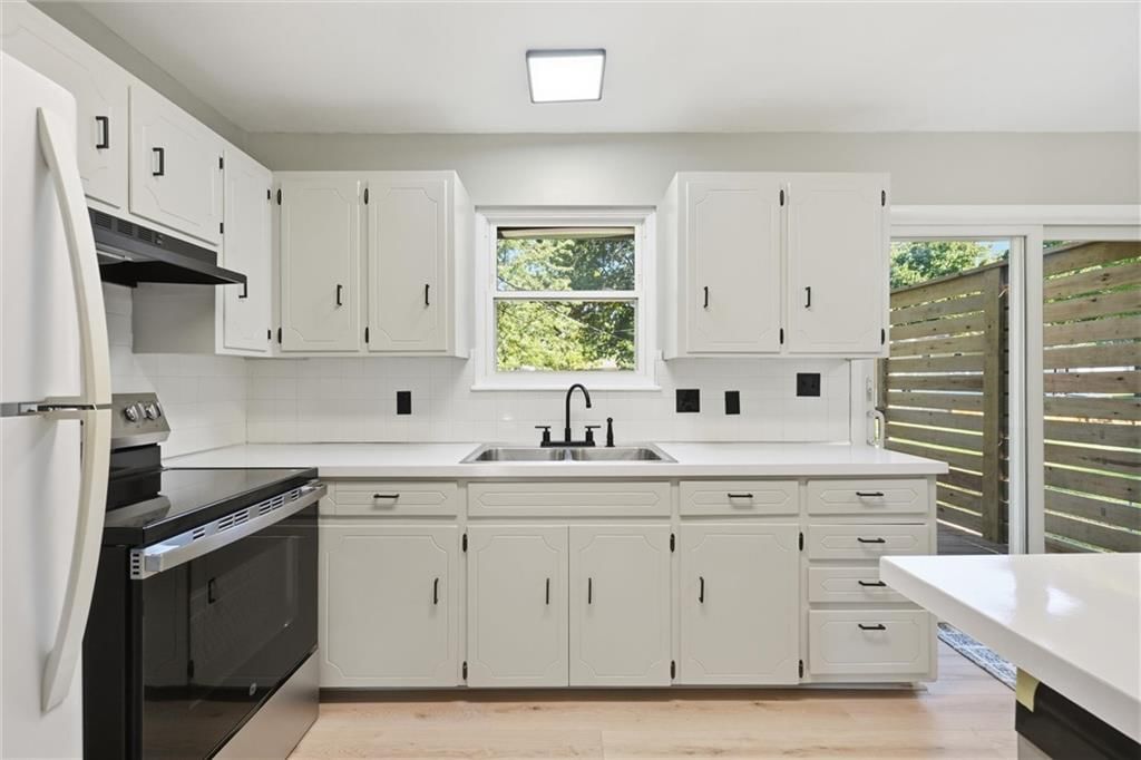 Photo 10 of 34 - 205 SW Kingscross Road, Blue Springs, MO 64014
