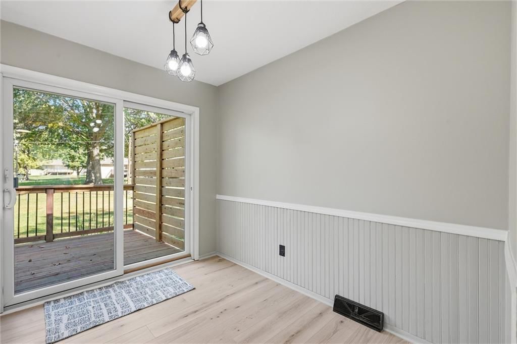 Photo 13 of 34 - 205 SW Kingscross Road, Blue Springs, MO 64014